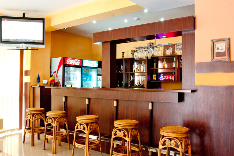 Denisa Hotel Отопени Экстерьер фото