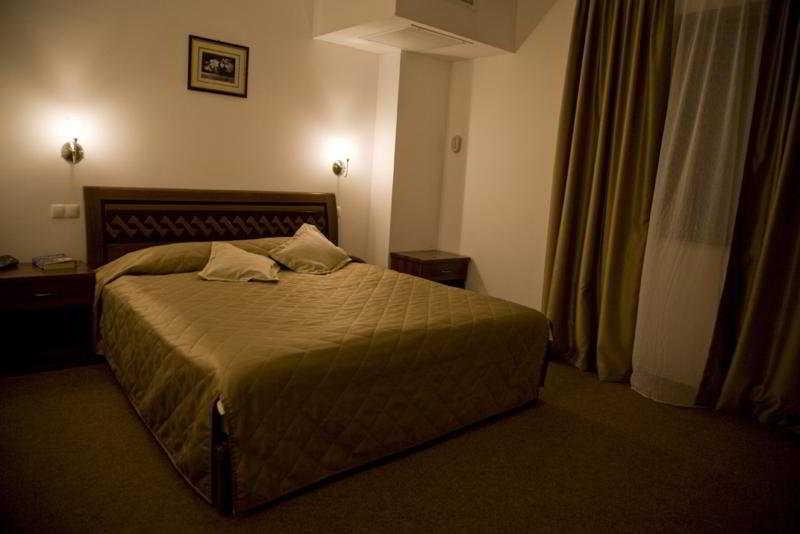 Denisa Hotel Отопени Экстерьер фото