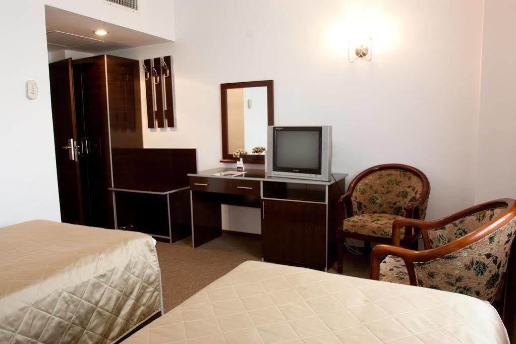 Denisa Hotel Отопени Экстерьер фото