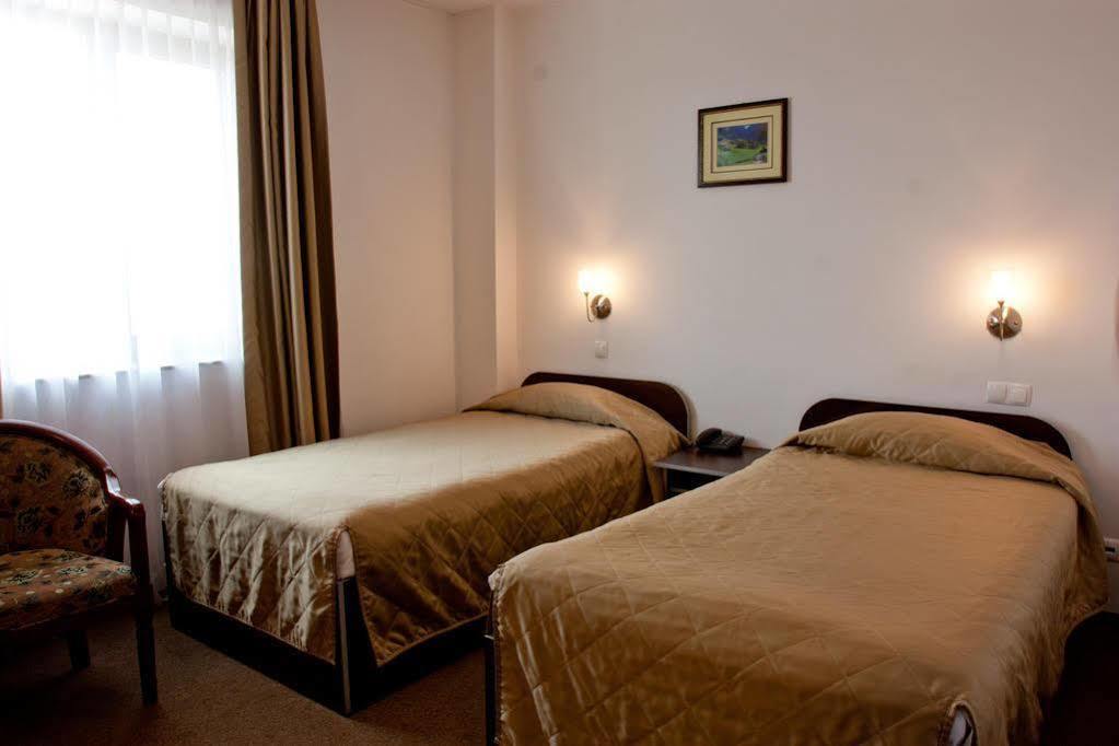 Denisa Hotel Отопени Экстерьер фото