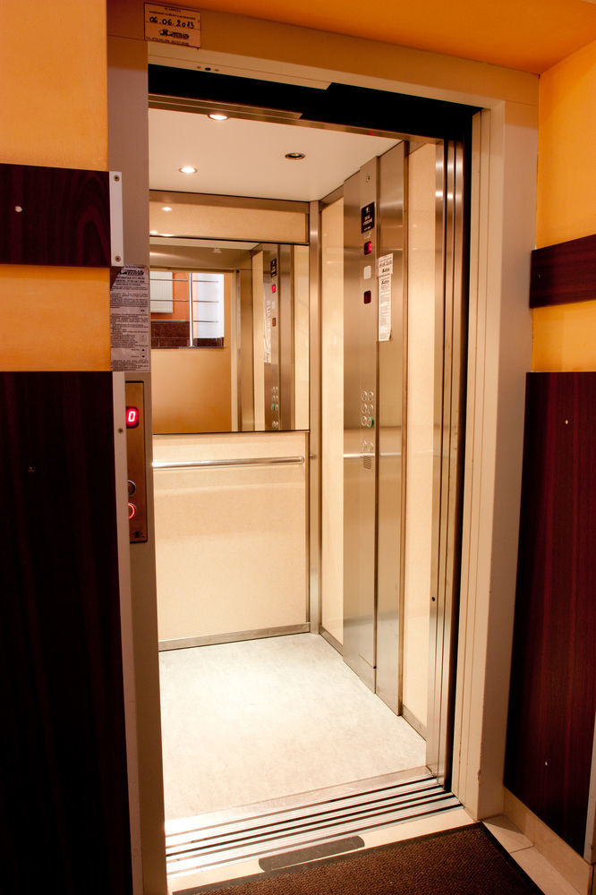 Denisa Hotel Отопени Экстерьер фото