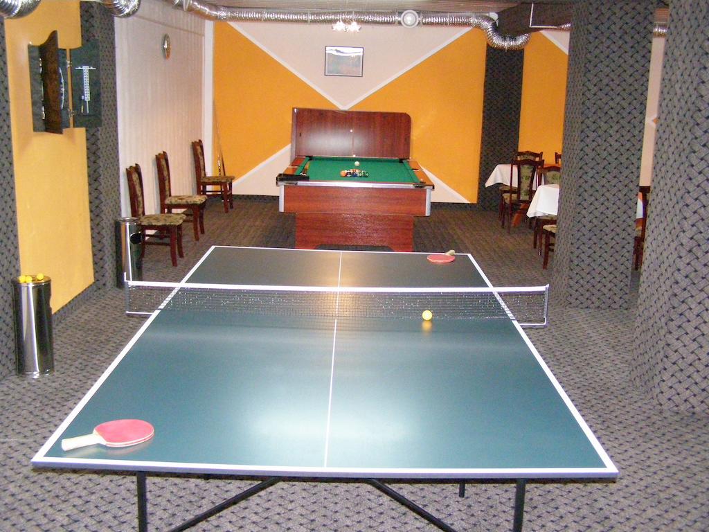 Denisa Hotel Отопени Экстерьер фото