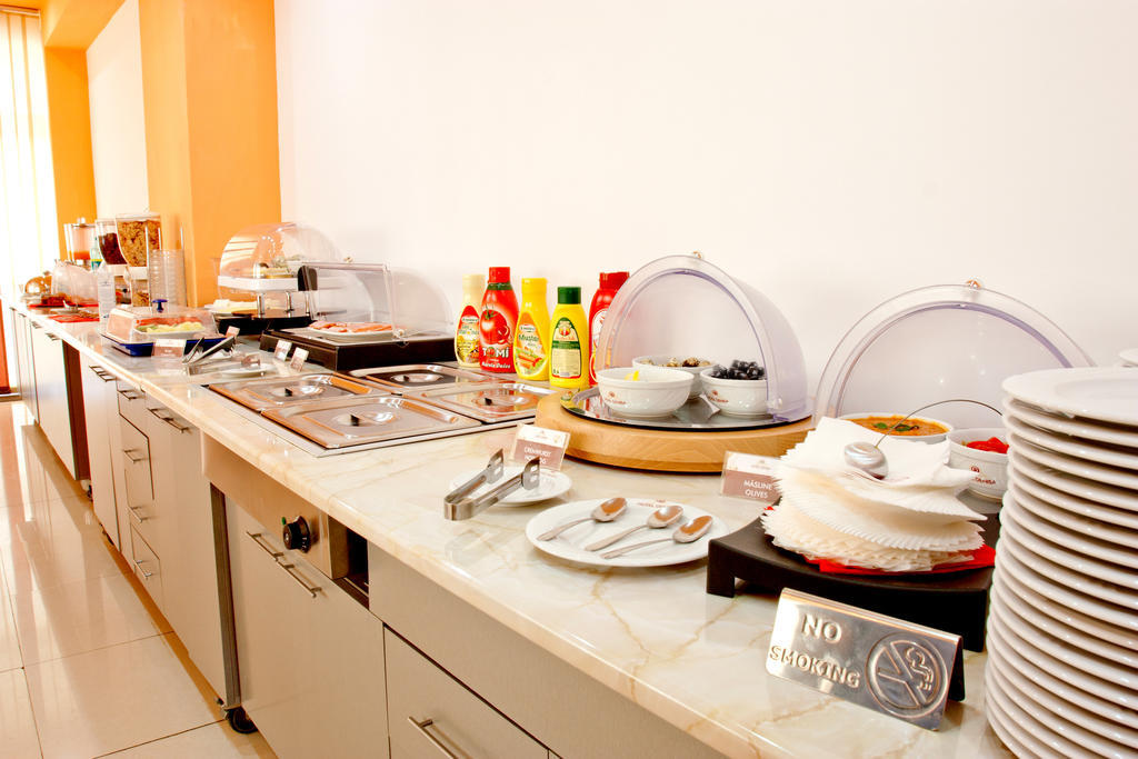 Denisa Hotel Отопени Экстерьер фото