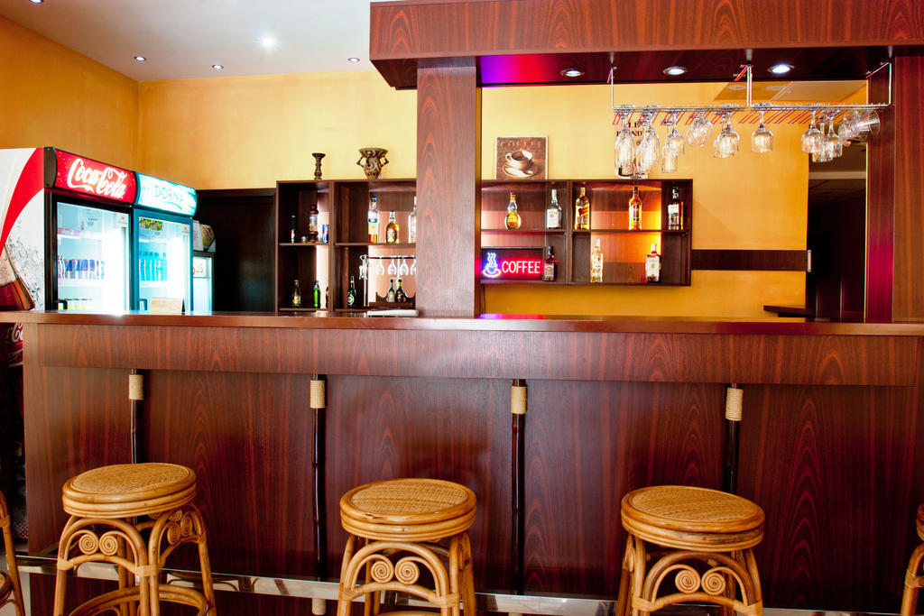 Denisa Hotel Отопени Экстерьер фото