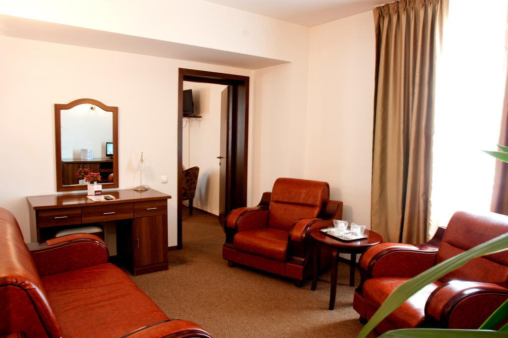 Denisa Hotel Отопени Экстерьер фото