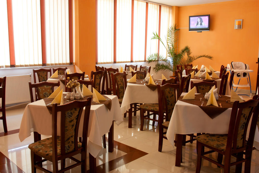 Denisa Hotel Отопени Экстерьер фото